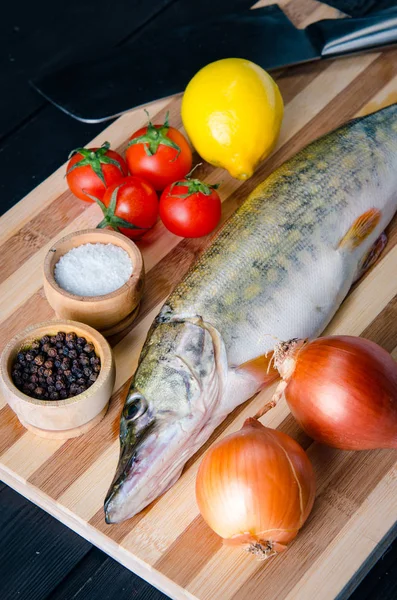 Okokt fisk på skärbräda i matlagningskoncept — Stockfoto