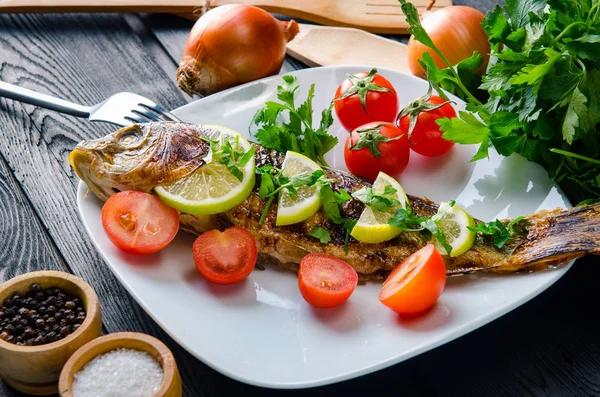 Pesce fritto servito sul piatto — Foto Stock