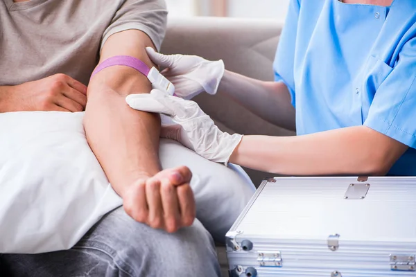 Pacient podstupující transfuzi krve na nemocniční klinice — Stock fotografie