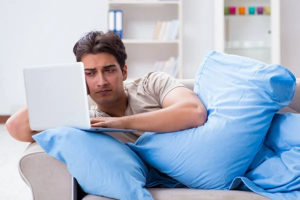 Hombre trabajando hasta tarde en su portátil en casa — Foto de Stock