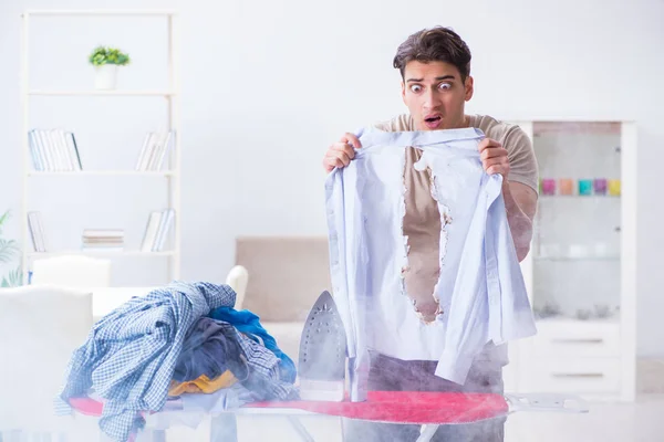 Marito disattento bruciare vestiti mentre stiratura — Foto Stock