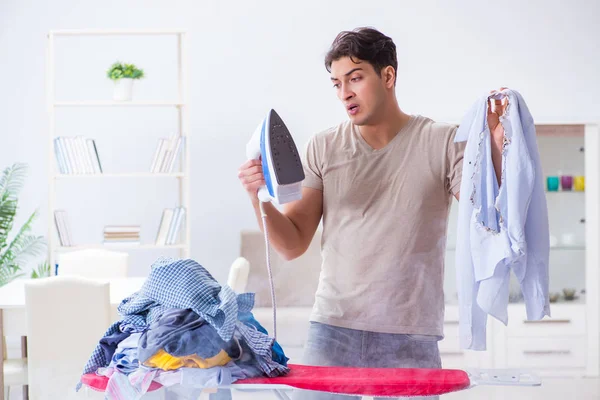 Suami yang tidak perhatian membakar pakaian saat menyetrika — Stok Foto