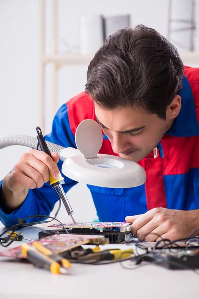 Professionell reparatör reparera dator i verkstad — Stockfoto