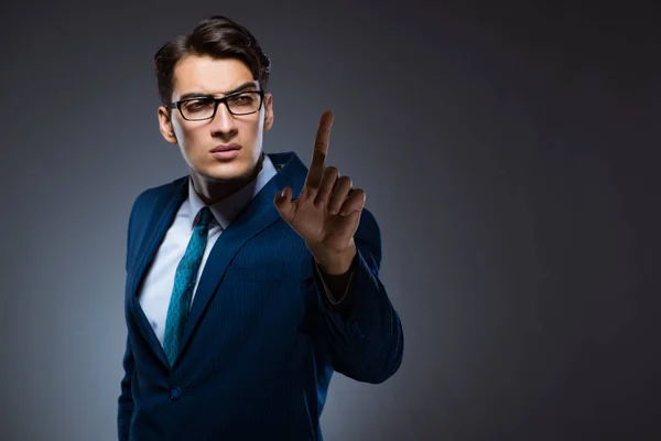 Empresario presionando botones virtuales sobre fondo gris — Foto de Stock