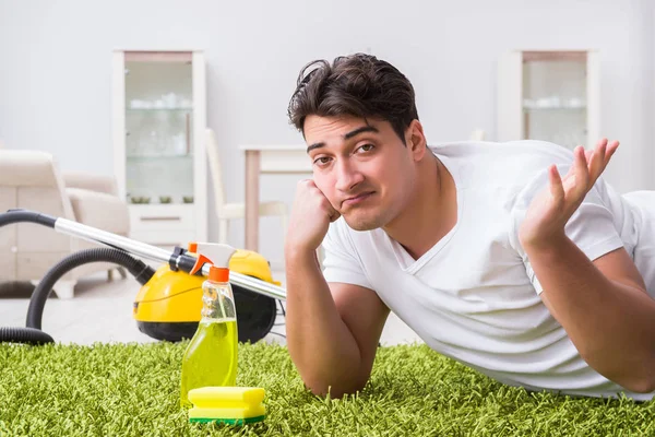 Junger Mann putzt Fußboden zu Hause — Stockfoto