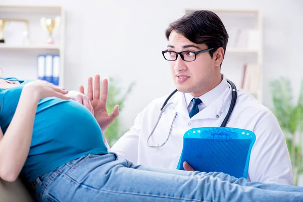 Dokter examencommissie zwangere vrouwelijke patiënt in het ziekenhuis — Stockfoto