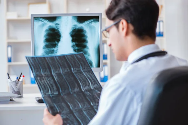 Doktor radyoloji uzmanı röntgen görüntülerine bakıyor. — Stok fotoğraf