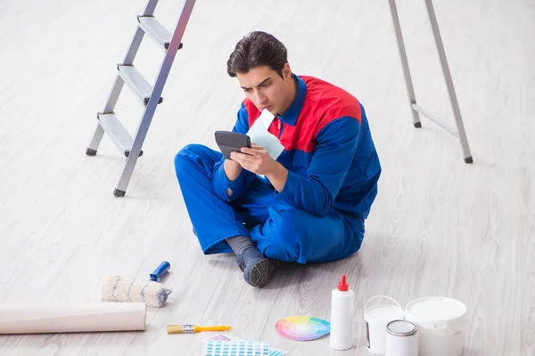 Joven pintor tratando de combinar colores para el trabajo de pintura — Foto de Stock