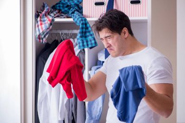 Karısından ayrıldıktan sonra kirli giysileri olan çaresiz bir adam.