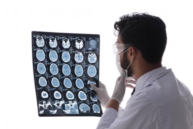 Röntgen görüntülerine bakan genç doktor beyazda izole edilmiş.