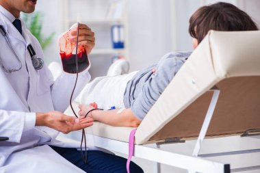 Hastanenin kliniğinde kan nakli olan hasta.
