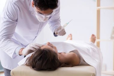 Polis morgdaki cesedi inceliyor.