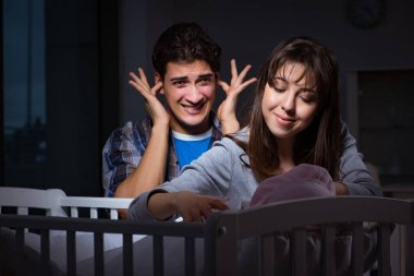 Genç ebeveynler geceleri yeni doğmuş bebekle uykusuz kalıyor.