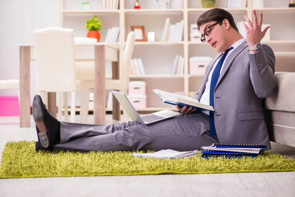 Empresario trabajando en el suelo en casa — Foto de Stock