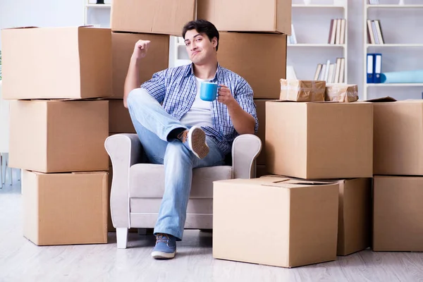 Fiatalember új házba költözik dobozokkal. — Stock Fotó