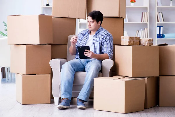 Mladý muž se stěhuje do nového domu s krabicemi — Stock fotografie