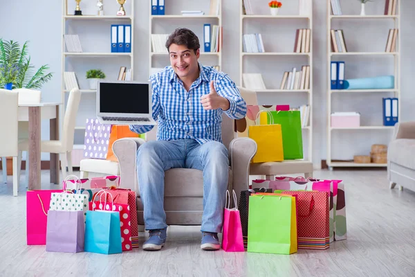 Jeune homme après des achats excessifs à la maison — Photo