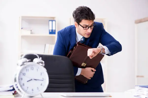 Empresário com pressa tentando cumprir prazo — Fotografia de Stock