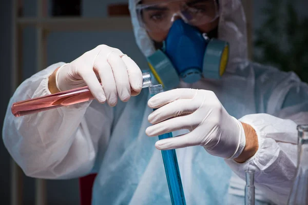 Jovens fazem cientista trabalhar com substâncias perigosas perigosas — Fotografia de Stock