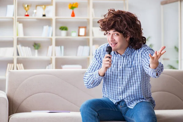 Funny man singing songs in karaoke at home — Stock Photo, Image