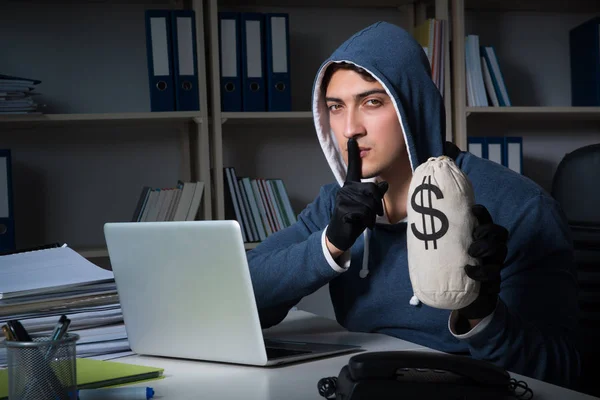 Junge Hacker hacken nachts in Computer — Stockfoto