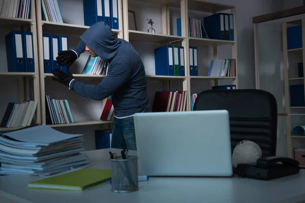 Joven hacker piratería informática en la noche — Foto de Stock