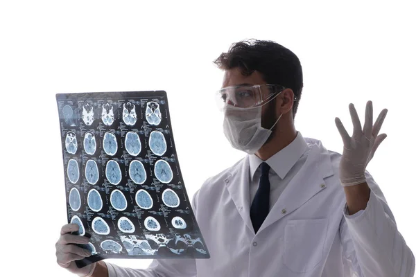 Médico jovem olhando para imagens de raios-x isolado em branco — Fotografia de Stock