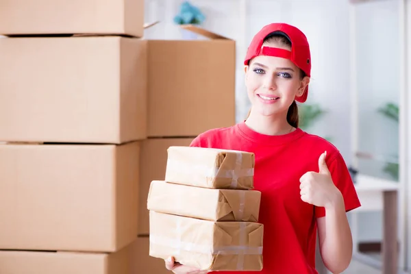 Junge Frau arbeitet im Paketverteilzentrum — Stockfoto