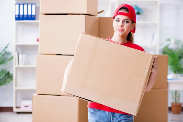 Młoda kobieta dostarczająca pudełka z rzeczami osobistymi — Zdjęcie stockowe