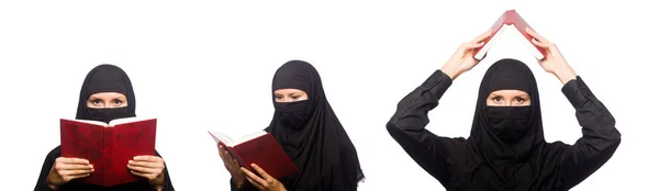 Μουσουλμάνα γυναίκα με το βιβλίο απομονωμένο στο λευκό — Φωτογραφία Αρχείου