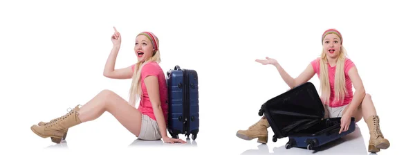 Junge Frau mit Koffer bereit für Strandurlaub — Stockfoto