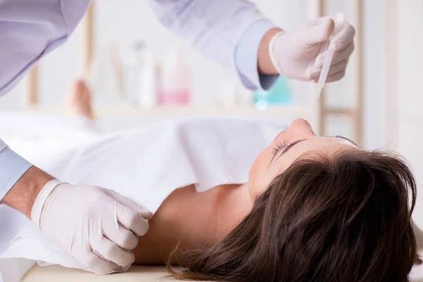 Police coroner examining dead body corpse in morgue — Stock Photo, Image