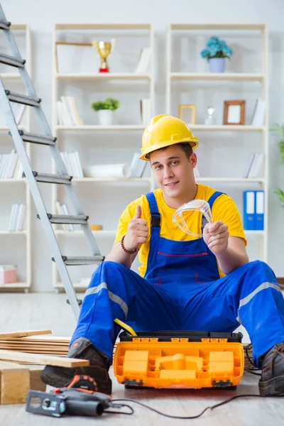 Jongeman die houten pallet monteert — Stockfoto