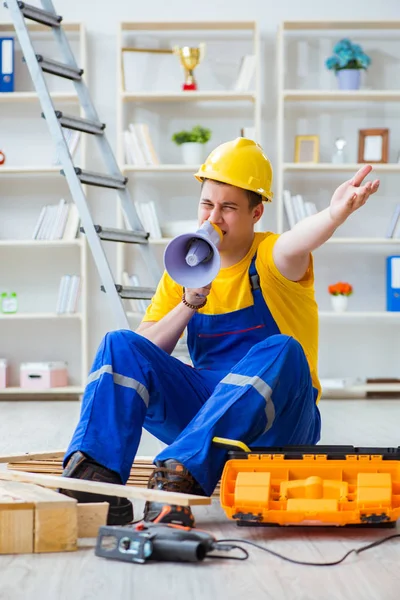 Young man assembling wood pallet — Stock Photo, Image