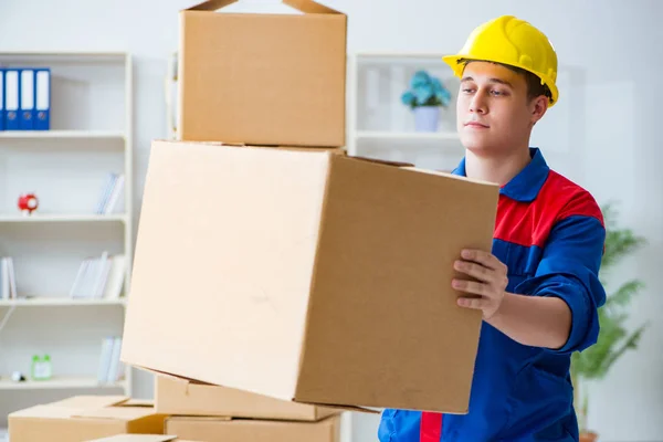 Fiatal férfi dolgozó költöztetési szolgáltatások dobozok — Stock Fotó