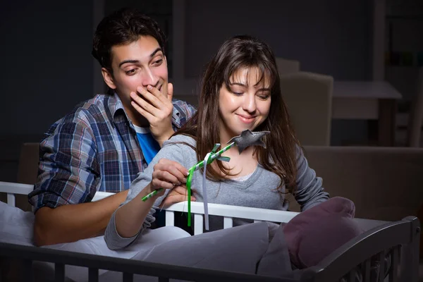 Padres jóvenes sin dormir con bebé recién nacido por la noche —  Fotos de Stock