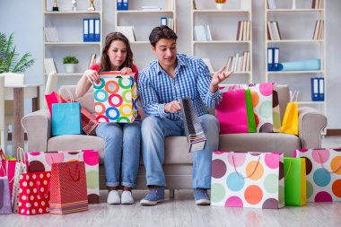 Alışveriş yaptıktan sonra genç çift.