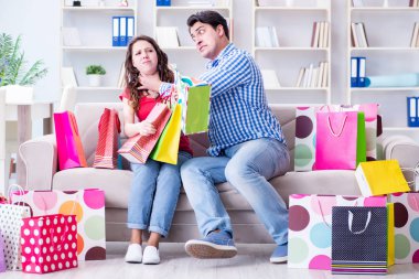 Alışveriş yaptıktan sonra genç çift.