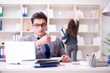 Kızgın patron kadın çalışan performansından memnun değil.