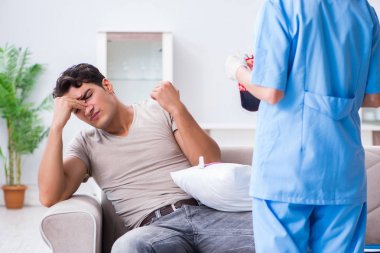 Hastanenin kliniğinde kan nakli olan hasta.