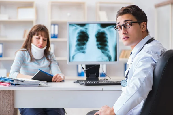 Ung kvinna besöker radiolog för röntgenundersökning — Stockfoto