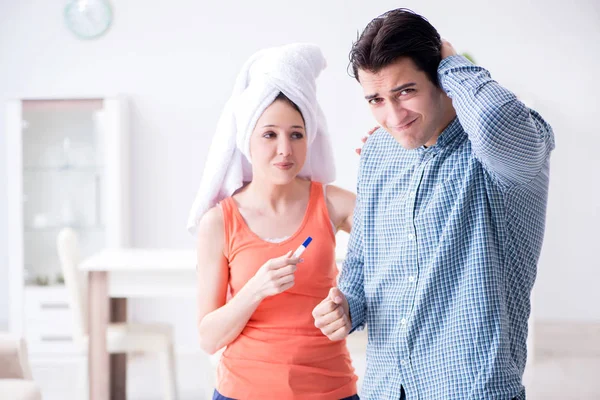 Esposa y marido mirando la prueba de embarazo —  Fotos de Stock