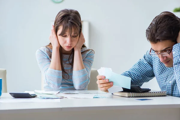 Молода пара дивиться на документи сімейного фінансування — стокове фото