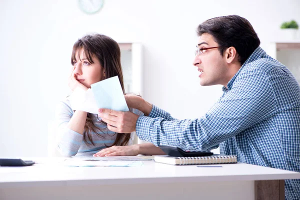 Pareja joven mirando los papeles de finanzas familiares — Foto de Stock