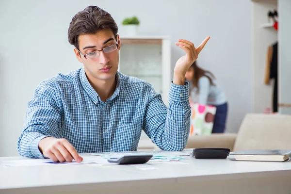 Junges Paar schaut auf Familienfinanzierungspapiere — Stockfoto