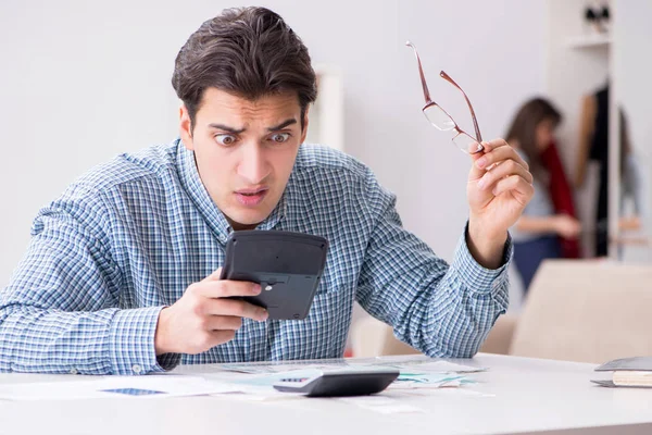 Pareja joven mirando los papeles de finanzas familiares —  Fotos de Stock