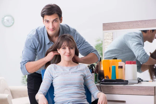 Uomo parrucchiere maschile facendo taglio di capelli per la donna — Foto Stock