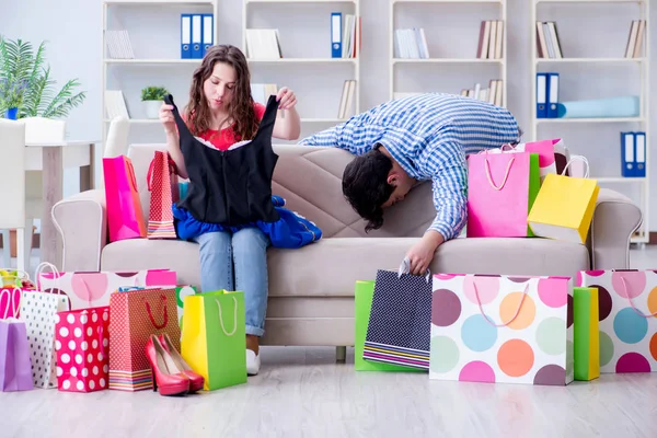 Unga par efter shopping med många påsar — Stockfoto