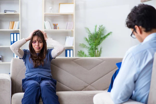 Psychologe berät Frau, die von Ehemann geschlagen wurde — Stockfoto