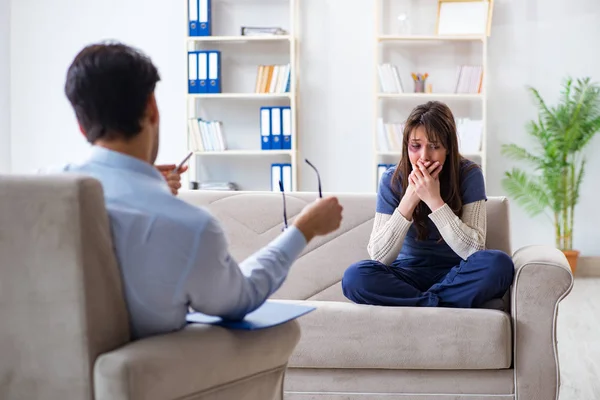 Psykolog rådgivning kvinna misshandlad av make — Stockfoto